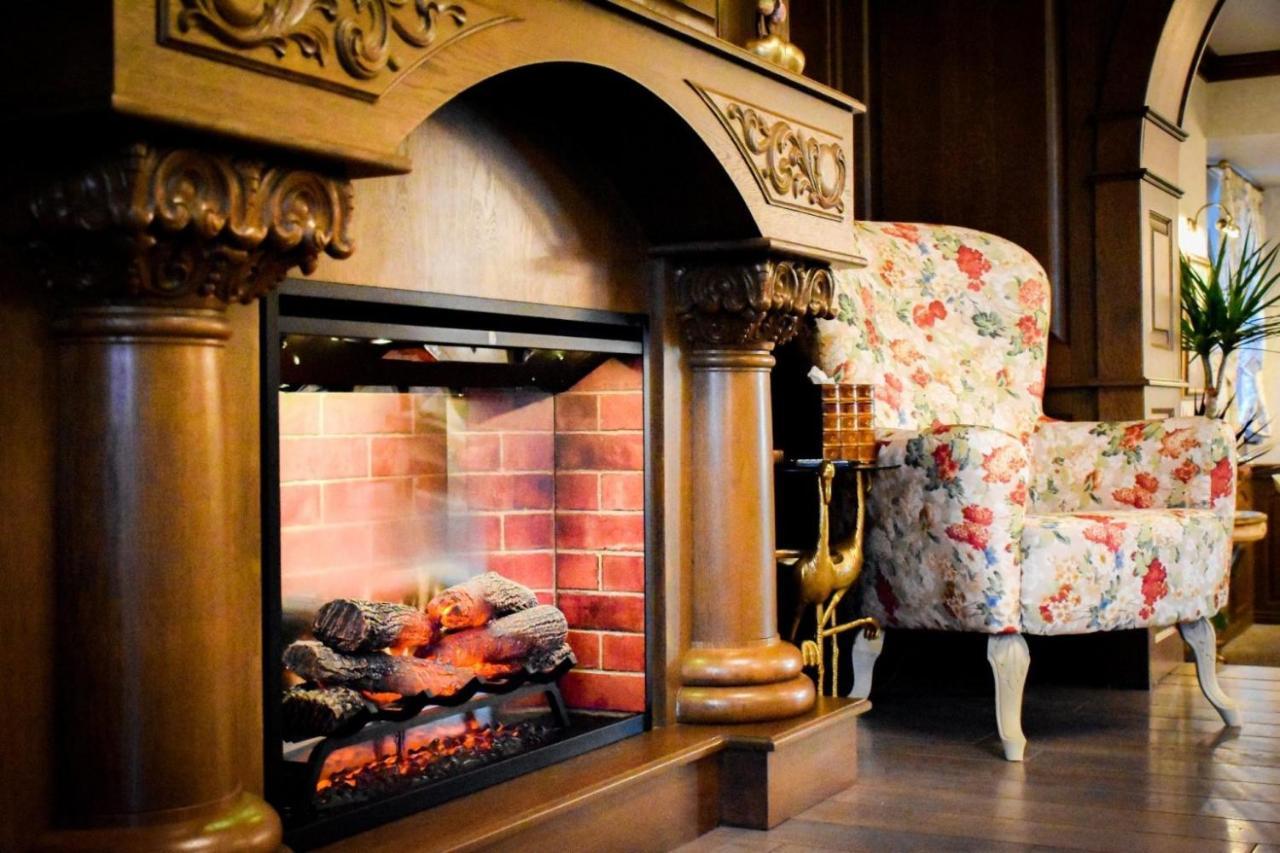 Casa Timis - Wellness & Spa Resort Chitorani Esterno foto A fireplace