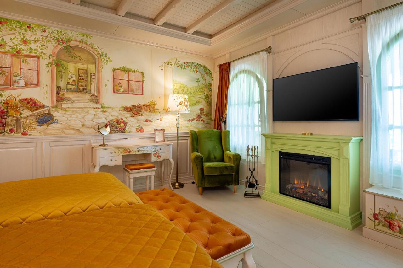Casa Timis - Wellness & Spa Resort Chitorani Esterno foto A bedroom with a fireplace