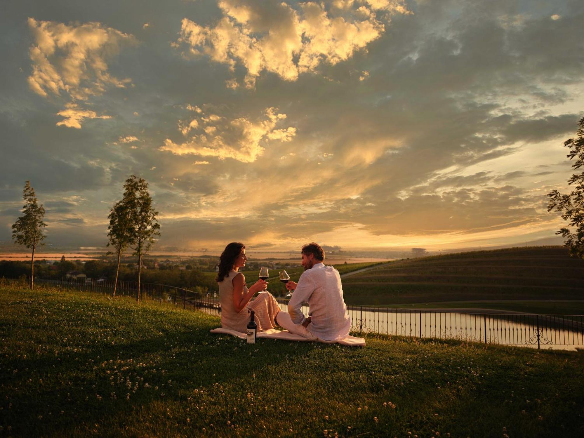 Casa Timis - Wellness & Spa Resort Chitorani Esterno foto Sunset at the River of Ponds