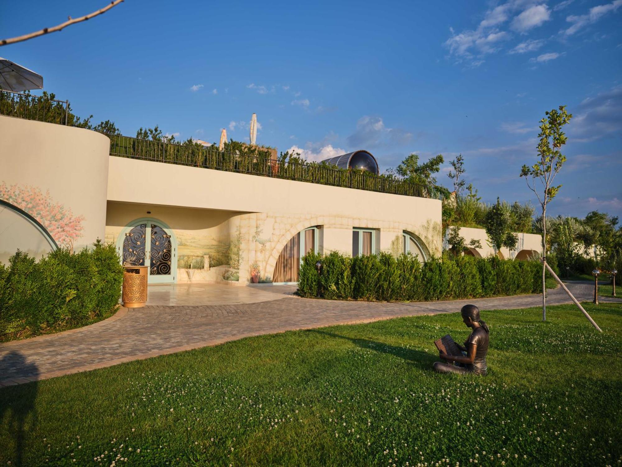 Casa Timis - Wellness & Spa Resort Chitorani Esterno foto The new building of the museum