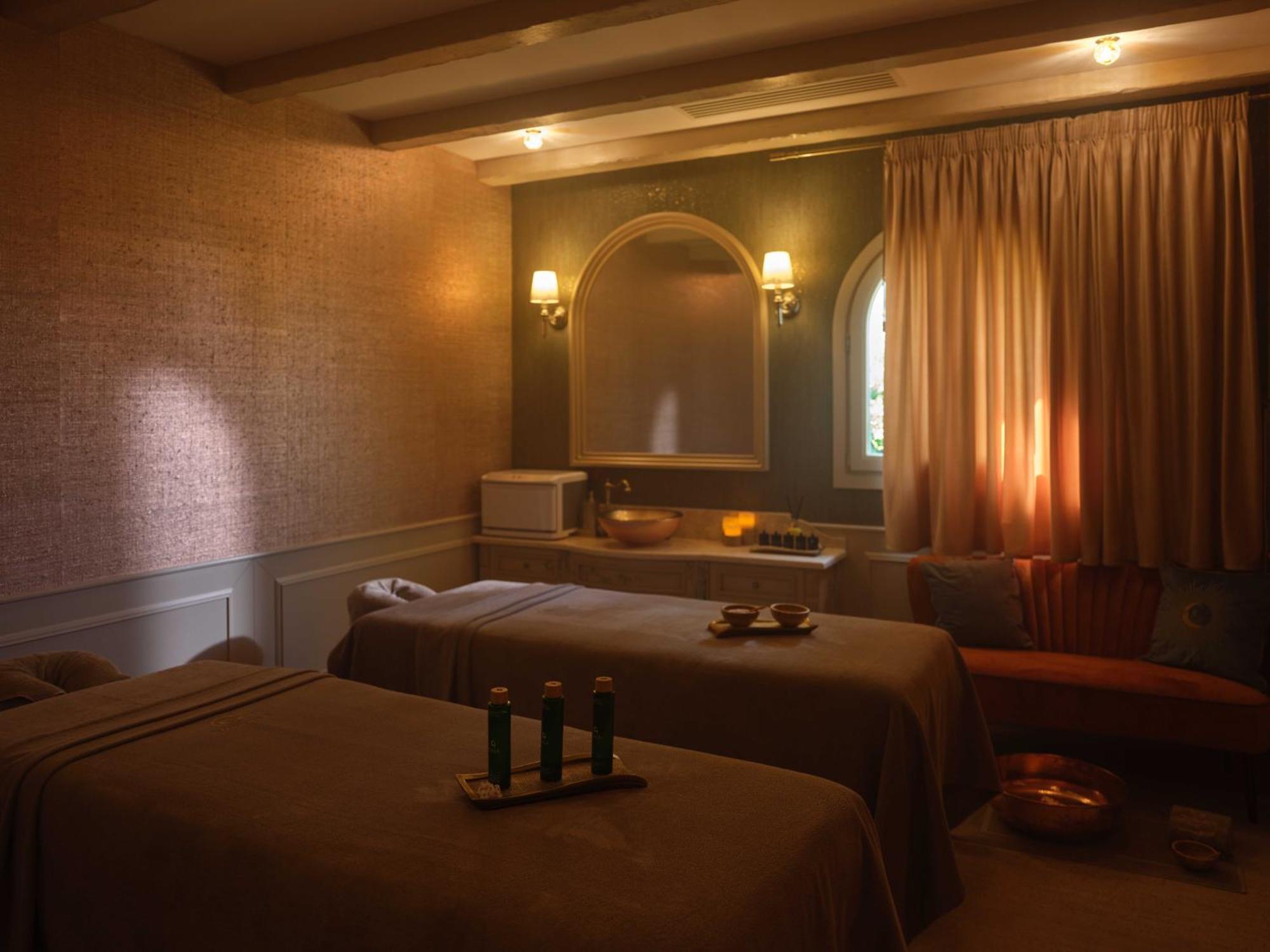Casa Timis - Wellness & Spa Resort Chitorani Esterno foto A treatment room at the spa