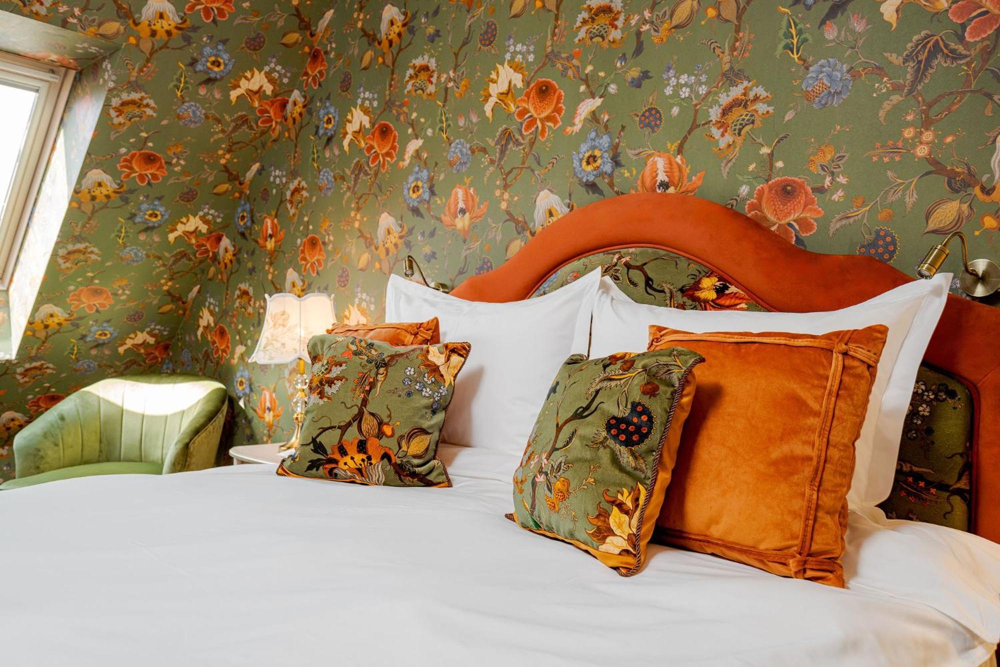 Casa Timis - Wellness & Spa Resort Chitorani Esterno foto A bed with cushions